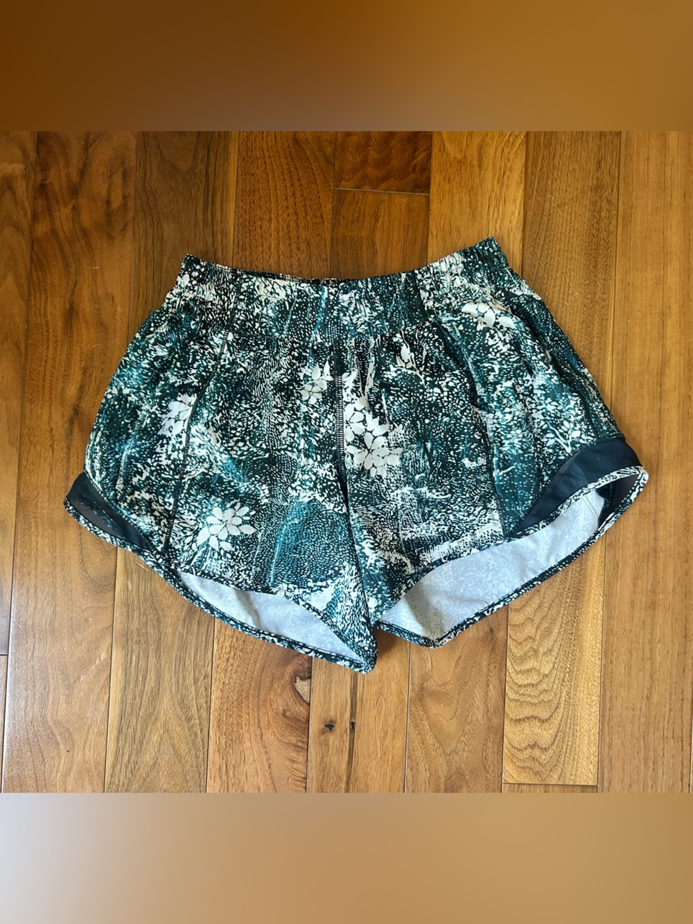 Lululemon Hotty Hot Short II Long 4" in the "Wildwood White Multi Nocturnal Teal
